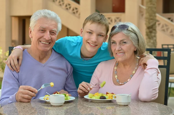 Dziadkowie z wnuka na śniadanie — Zdjęcie stockowe