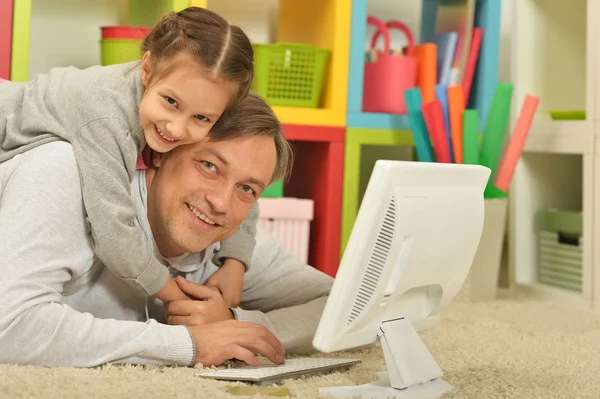 Pai e pequena filha com computador — Fotografia de Stock