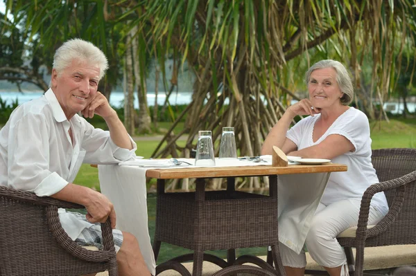 Underhållande gammalt par vid café bord — Stockfoto