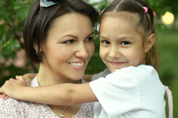 Chica con madre en el parque — Foto de Stock