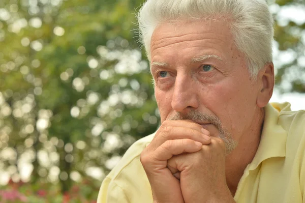 Homme âgé réfléchi dans le parc — Photo