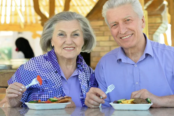 Äldre par med Lunch — Stockfoto