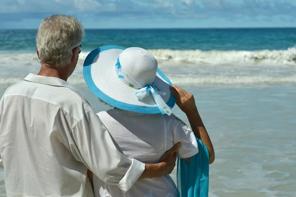 Отдых пожилых пар на тропическом курорте — стоковое фото