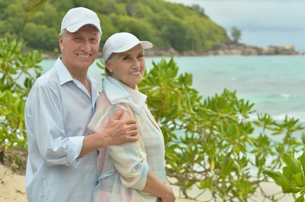 Pareja de ancianos descansan en resort tropical — Foto de Stock