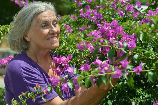 Beautiful senior woman outdoor — Stock Photo, Image