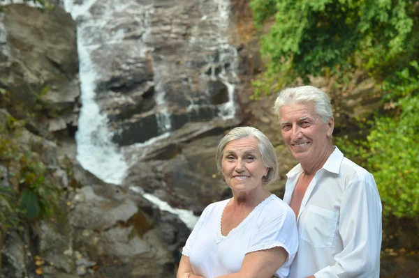 Pareja de ancianos descansan en resort tropical —  Fotos de Stock