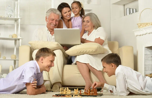 Família feliz com crianças com laptop — Fotografia de Stock