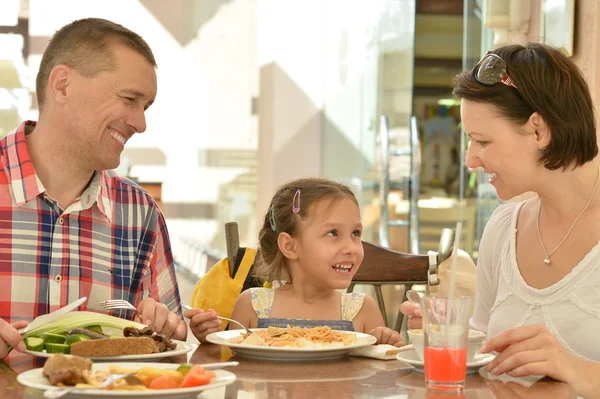 Familia feliz en el desayuno — Foto de Stock