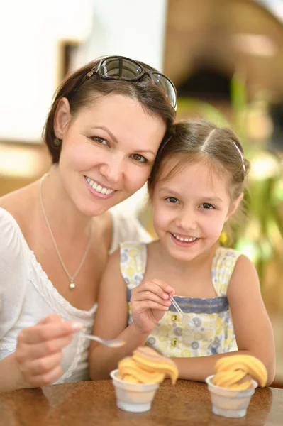 Niña y madre comiendo helados —  Fotos de Stock