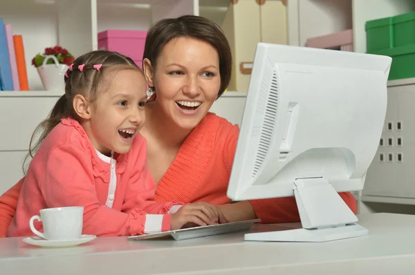 Meisje met moeder en computer — Stockfoto