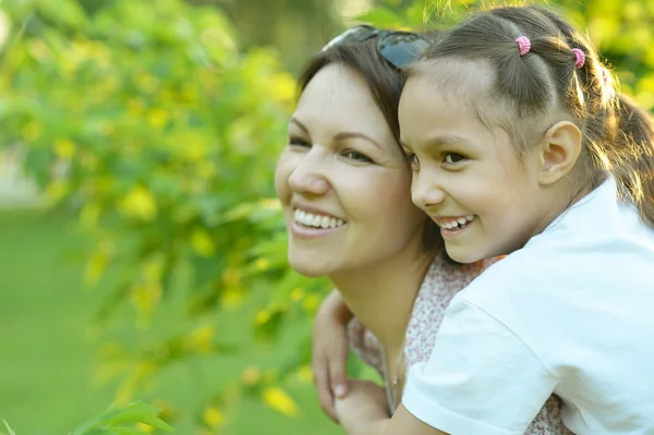 Girl with mother in park — Stock Photo, Image