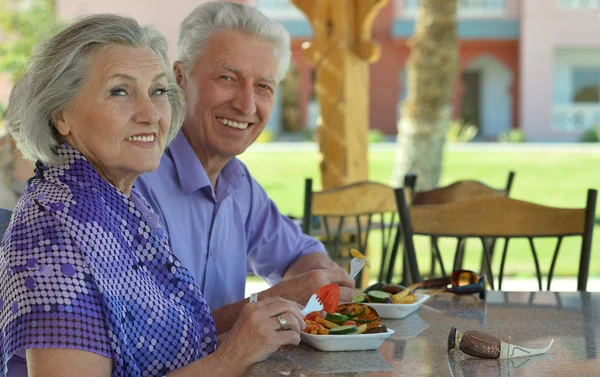 Äldre par med Lunch — Stockfoto