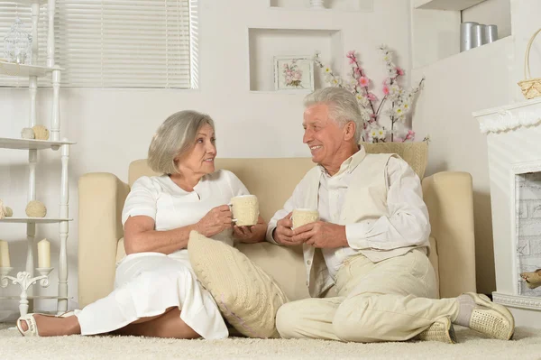 Äldre personer med te — Stockfoto