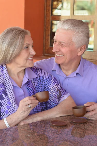 Coppia senior con caffè — Foto Stock