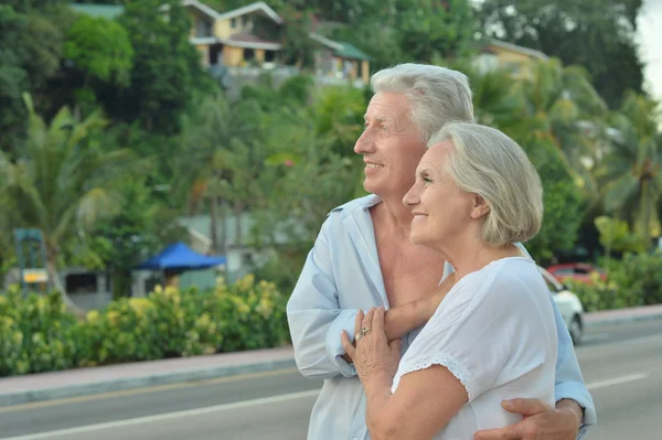 Idős házaspár többi tropical Resort — Stock Fotó
