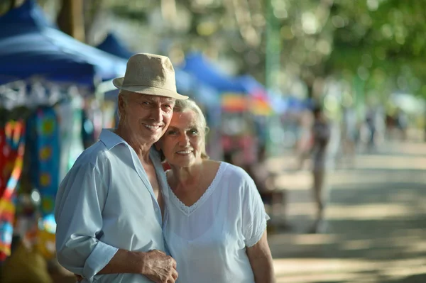 Vacker äldre par på marknaden — Stockfoto