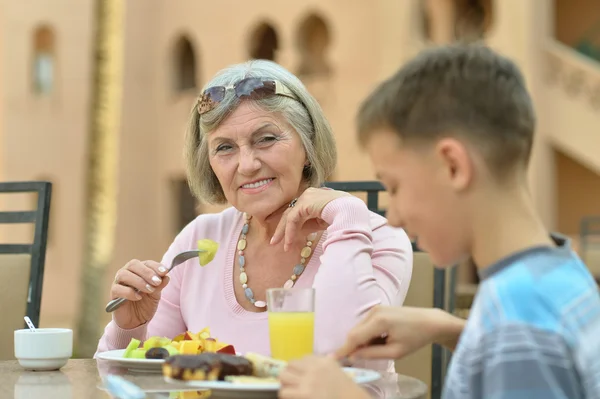 Büyükanne torunu kahvaltı ile — Stok fotoğraf