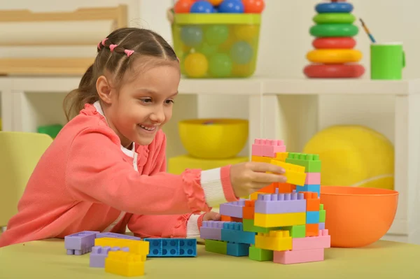 Ritratto di una bambina che gioca — Foto Stock