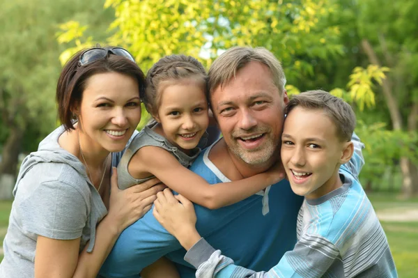 Familie rust in het zomerpark — Stockfoto