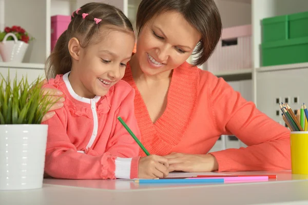 Chica pintando con madre —  Fotos de Stock