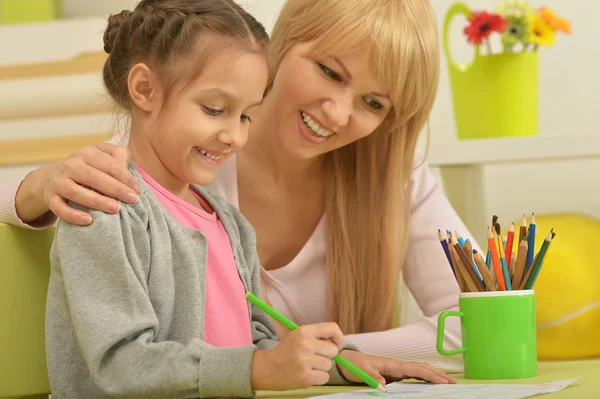 Ragazza pittura con madre — Foto Stock