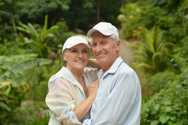 Casal de idosos no jardim tropical — Fotografia de Stock