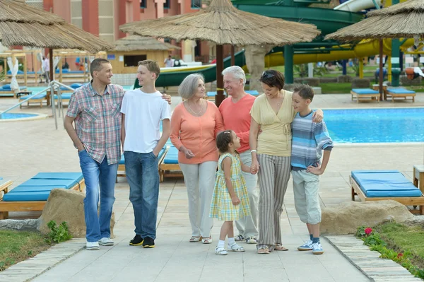 Família relaxante no resort — Fotografia de Stock