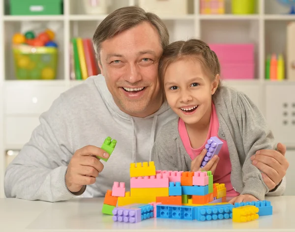 Счастливый отец играет с маленькой дочкой — стоковое фото