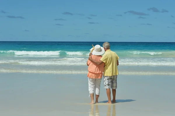 Elderly couple rest at tropical resort — Stock Photo, Image