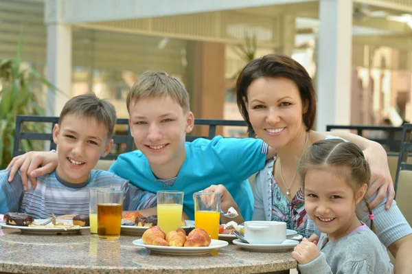 Mère et enfants au petit déjeuner — Photo