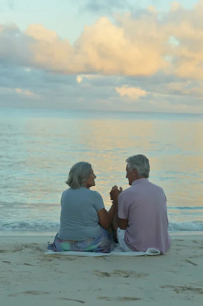 Äldre par resten på tropical resort — Stockfoto