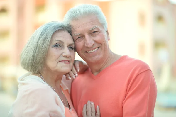 Pareja mayor cerca del hotel resort — Foto de Stock