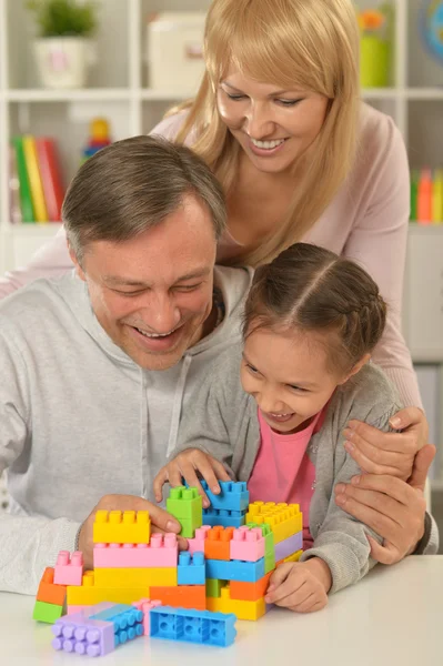 Famiglia felice che gioca a casa — Foto Stock
