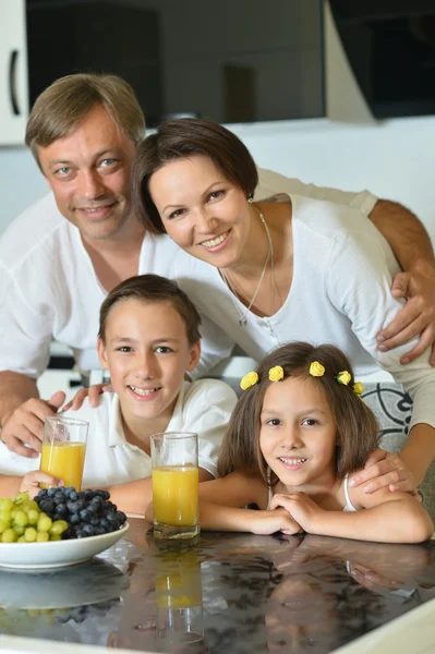 Famiglia con bambini che mangiano a tavola — Foto Stock