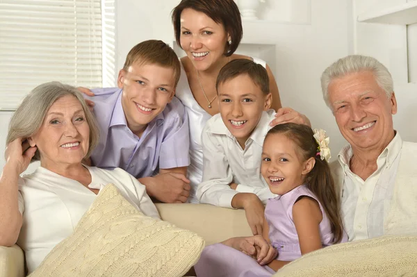 Lycklig familj med barn — Stockfoto