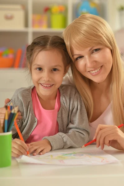 Chica pintando con madre — Foto de Stock