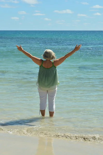 Mulher idosa feliz na praia — Fotografia de Stock