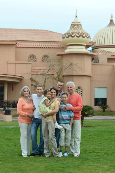 Familie entspannt im Resort — Stockfoto