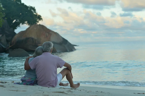 Elderly couple rest at tropical resort — Stock Photo, Image