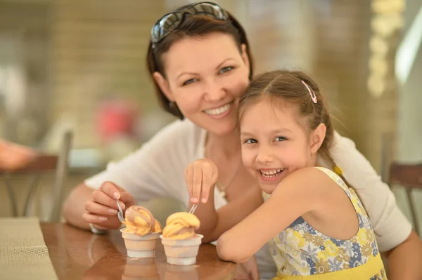 Girl and mother eating ice creams — Stockfoto