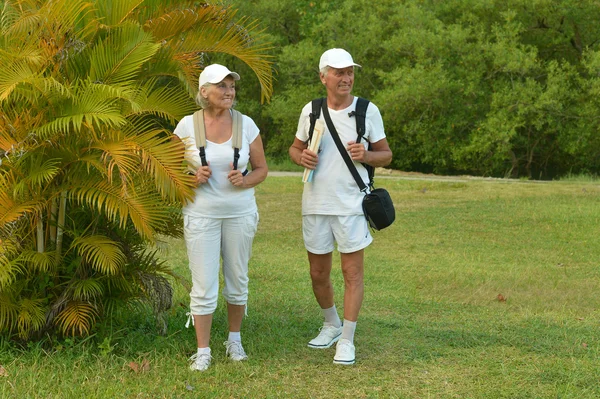 Yaşlı çift dinlenme tropikal tatil — Stok fotoğraf