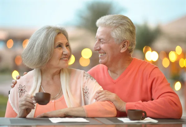 Pareja mayor con café — Foto de Stock