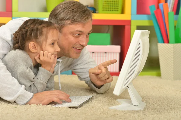 Padre e hija pequeña con computadora —  Fotos de Stock