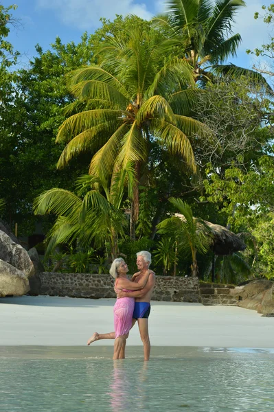 Pareja de ancianos descansan en resort tropical — Foto de Stock