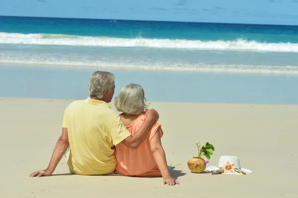 Anziani coppia riposo al resort tropicale — Foto Stock