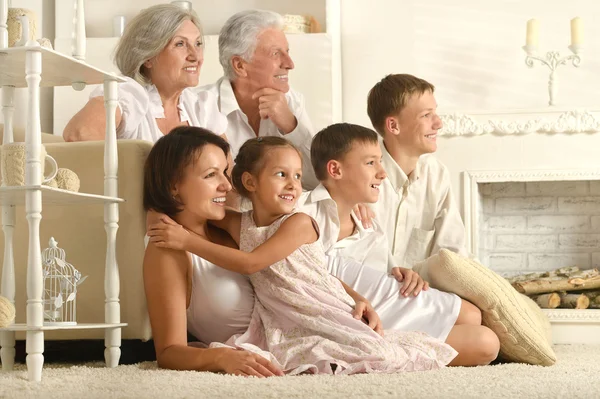 Lycklig familj med barn — Stockfoto