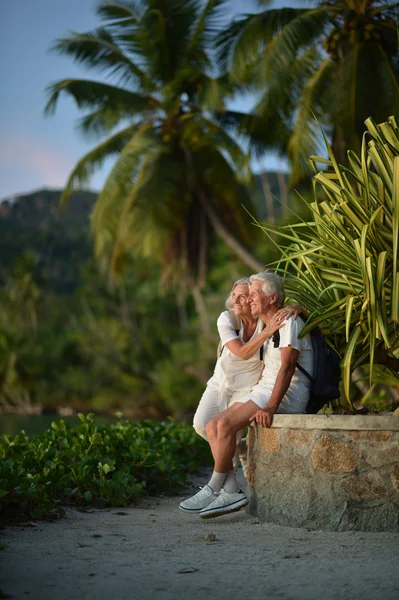 Pareja de ancianos en jardín tropical —  Fotos de Stock