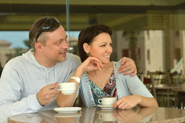 Casal feliz com café — Fotografia de Stock