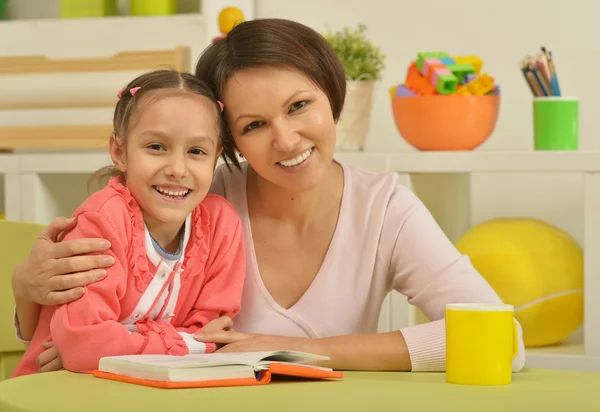 Hija y madre leyendo el libro — Foto de Stock