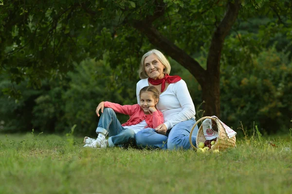 Donna anziana con bambina nel parco — Foto Stock